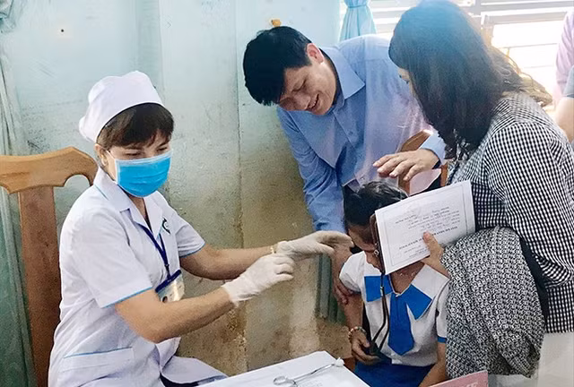 Quyen Bo truong Y te Nguyen Thanh Long vao Gia Lai: Mo chien dich tiem vac-xin bach hau