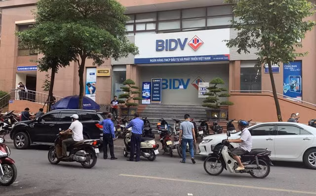 Cuop ngan hang BIDV: 'Kinh te kho khan, nguy co cuop cao'