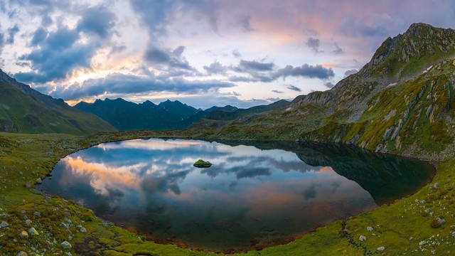 Bí ẩn hồ nước đẹp vô thực nhưng là "sát thủ" máu lạnh - Hình 3 Bi an ho nuoc dep vo thuc nhung la