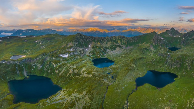 Bí ẩn hồ nước đẹp vô thực nhưng là "sát thủ" máu lạnh - Hình 10 Bi an ho nuoc dep vo thuc nhung la