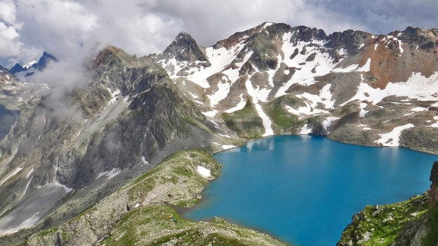 Bí ẩn hồ nước đẹp vô thực nhưng là "sát thủ" máu lạnh Bi an ho nuoc dep vo thuc nhung la