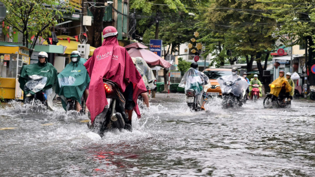 Nhiều tuyến đường tại phường Cẩm Thành bị ngập do mưa lớn. z7166193181757-f90bcf5b69335d9b186fb6865ca82a1f.jpg