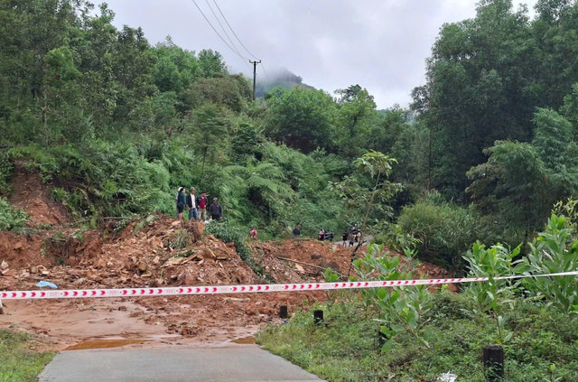 Điểm sạt lở gây chia cắt tuyến đường liên thôn dẫn vào thôn Trà Hoa. z7169920919680-8888f5278a7e1a67700e4ddf1ffc2b72.jpg