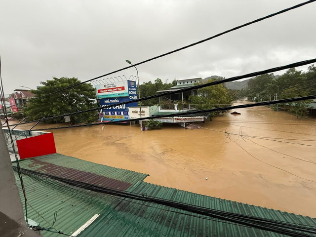 Lũ dâng cao trên Quốc lộ 24B đi qua trung tâm xã Sơn Hà trong sáng ngày 29/10. 574347735-122159958098798052-7583224097667896229-n.jpg