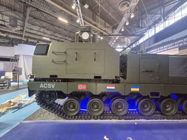 Hình ảnh hệ thống DroneLight được gắn trên xe trưng bày tại triển lãm Eurosatory 2026. Ảnh: Esh-Tech qua LinkedIn