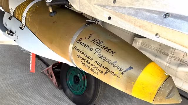 Máy bay MiG-29 của Ukraine mang bom lượn JDAM-ER. Trên bom có dòng chữ kỷ niệm sinh nhật Tổng tư lệnh Quân đội Ukraine khi đó, ông Valerii Zaluzhnyi. Ảnh: Không quân Ukraine