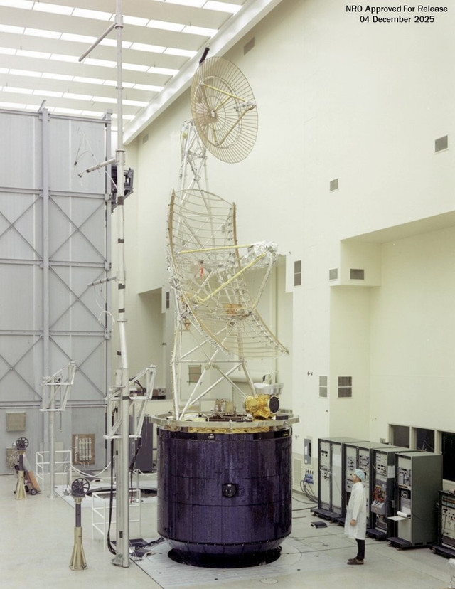 Vệ tinh Jumpseat đang được lắp ráp tại nhà máy. NRO