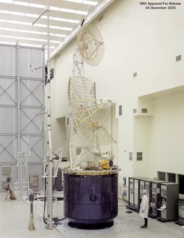 Vệ tinh Jumpseat đang được lắp ráp tại nhà máy. NRO