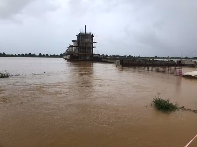 Hiện lũ trên sông Trà Khúc đã vượt báo động 3
