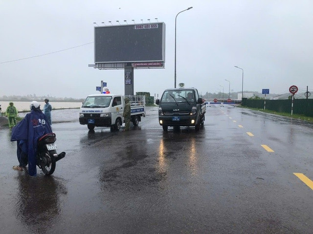 Cấm lưu thông trên cầu Trà Khúc khi mực nước lũ lên nhanh. Cấm lưu thông trên cầu Trà Khúc khi mực nước lũ lên nhanh.