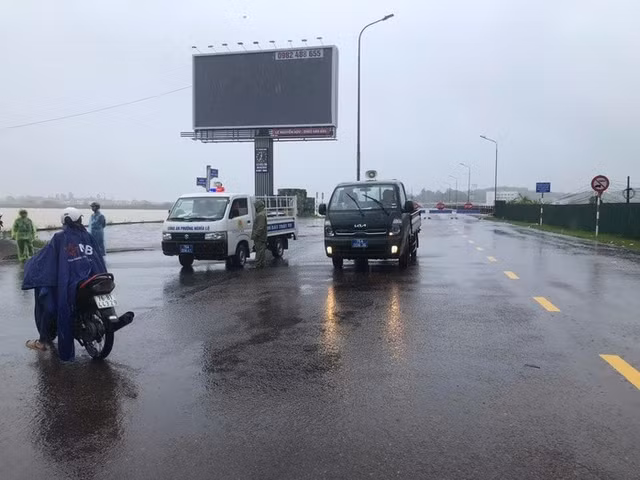 Cấm lưu thông trên cầu Trà Khúc khi mực nước lũ lên nhanh.