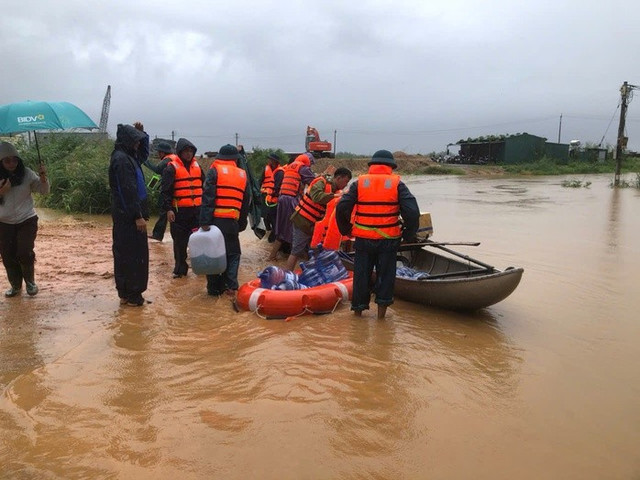 Lực lượng cứu hộ cứu nạn hỗ trợ người dân bị cô lập Lực lượng cứu hộ cứu nạn hỗ trợ người dân bị cô lập