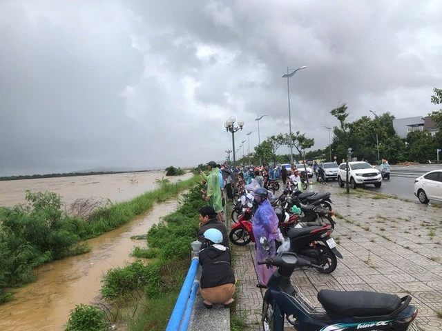 Nhiều người dân đang xem lực lượng chức năng giải cứu 8 người dân đang mắc kẹt giữa dòng nước lũ sông Trà Khúc. Nhiều người dân đang xem lực lượng chức năng giải cứu 8 người dân đang mắc kẹt giữa dòng nước lũ sông Trà Khúc.