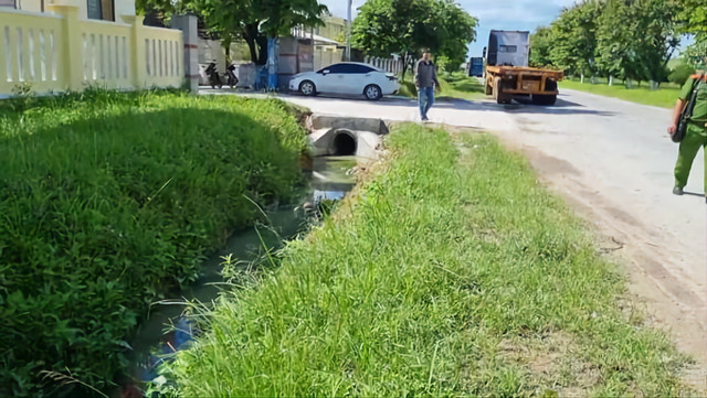 Nhà máy gạch không nung D.Q tại Khu công nghiệp Tịnh Phong có hành vi xả nước thải công nghiệp thông thường chưa qua xử lý ra môi trường.