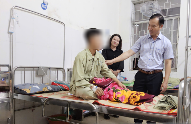 PGĐ Sở Y tế Đỗ Ngọc Hòa, thăm hỏi bệnh nhân trong đợt ngộ độc thực phẩm tương tự vào cuối năm 2025.