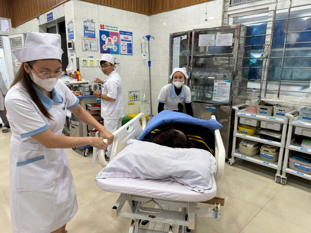 Cấp cứu điều trị những ca ngộ độc thực phẩm nghi do ăn bánh mì Hồng Vân.