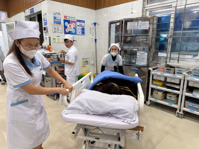 Cấp cứu điều trị những ca ngộ độc thực phẩm nghi do ăn bánh mì Hồng Vân.