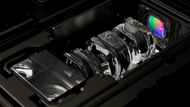 Sony đã dùng công nghệ này 3 năm nay, nhưng có giới hạn lớn về kích thước cảm biến và chất lượng thấu kính.