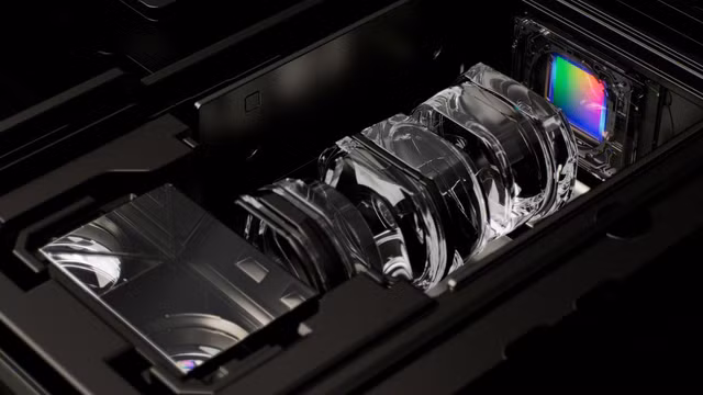 Sony đã dùng công nghệ này 3 năm nay, nhưng có giới hạn lớn về kích thước cảm biến và chất lượng thấu kính.