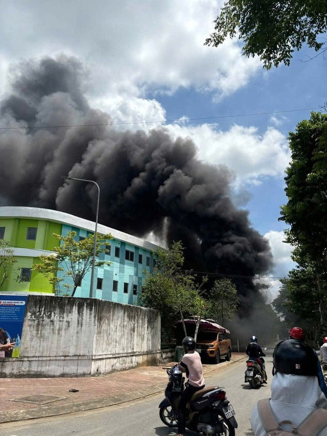 Cột khói từ vụ cháy bốc cao hàng chục mét.