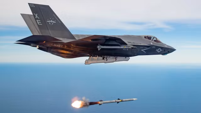 Một chiếc F-35C phóng tên lửa AIM-120C AMRAAM từ khoang vũ khí bên trong khi thử nghiệm trên biển Thái Bình Dương. Không quân Mỹ/Christopher Okula