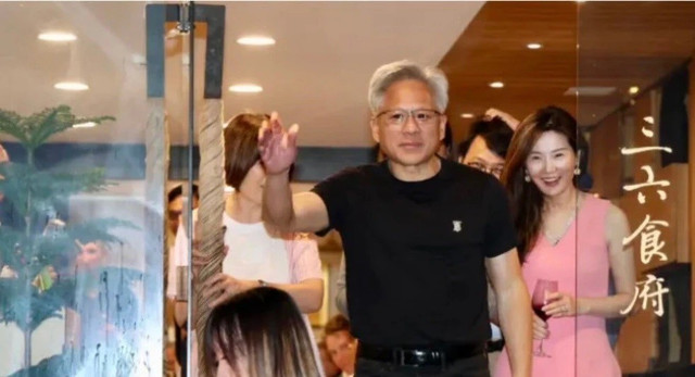 CEO Huang Le xuất hiện bên cạnh Jensen Huang. huang.jpg