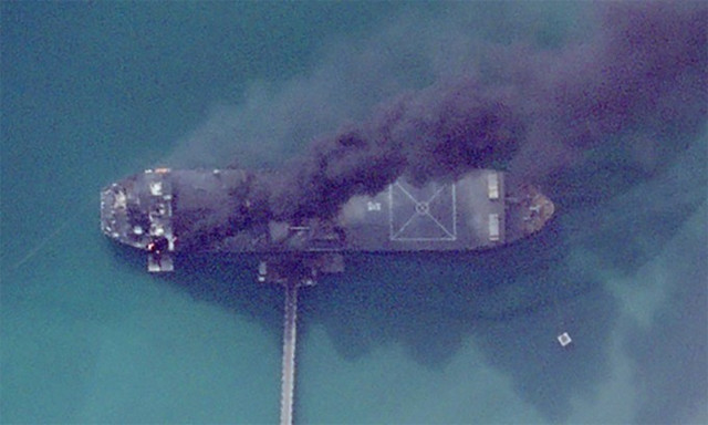 Chiến hạm IRINS Makran của Iran bốc cháy khi neo đậu tại cảng Bandar Abbas ngày 2/3. Ảnh: Planet Labs