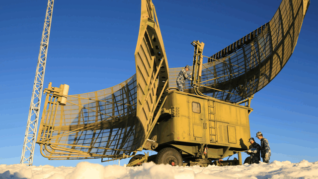 Các binh sĩ thuộc trạm radar của lực lượng không quân trực thuộc Bộ Tư lệnh Chiến khu phía Nam Quân Giải phóng Nhân dân Trung Quốc kiểm tra hệ thống radar sau một trận tuyết rơi dày. Ảnh: Xu Hangchuan/Bộ Quốc phòng Cộng hòa Nhân dân Trung Quốc