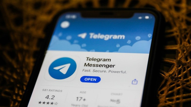 Cũng hướng đến các cộng đồng như Zalo nhưng Telegram tiềm ẩn rủi ro khi dễ dàng bị người lạ thêm vào các nhóm chat không mong muốn. Ảnh: pcmag.