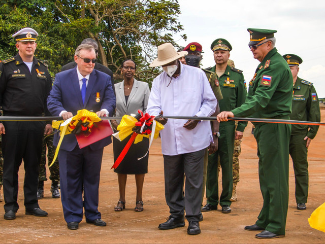 Tổng thống Uganda Yoweri Museveni tại buổi lễ chuyển giao thiết bị quân sự do Nga viện trợ hôm 26/10. g4mtdllwyaesjzp-2048x1538-1.jpg