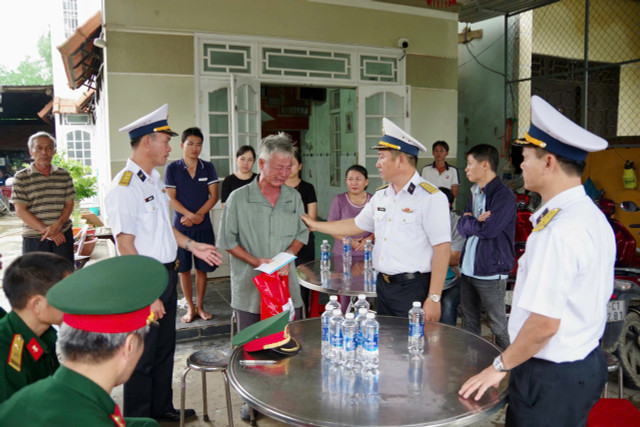 Lữ đoàn 172 tới thăm hỏi, động viên gia đình có người thân mất tích tại phường Hội An Tây. z7178450715434-97ba10e225bd589ed789ce8489e5edcf.jpg