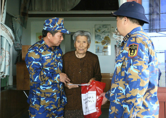 Đại tá Vũ Đình Hiển, thăm, động viên, trao hỗ trợ của Quân chủng Hải quân đến gia đình cụ Lê Thị Ngọ, vợ liệt sĩ Đinh Ngọc Đoàn bị thiệt hại sau mưa, lũ tại xã Hòa Tiến, thành phố Đà Nẵng. z7178428167632-c2160261ce694f4ac92eeb9ef388ae44.jpg
