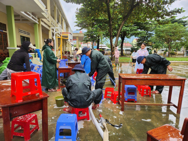 Cán bộ, chiến sĩ Vùng 3 Hải quân giúp đỡ nhân dân khắc phục hậu quả mưa lũ. z7178441096800-33ae8a8585ce31e5e4d0f35f425c0873.jpg