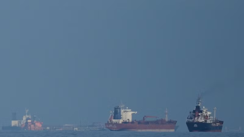 Súng nổ trên eo biển Hormuz, tuyên bố mở cửa đổ vỡ