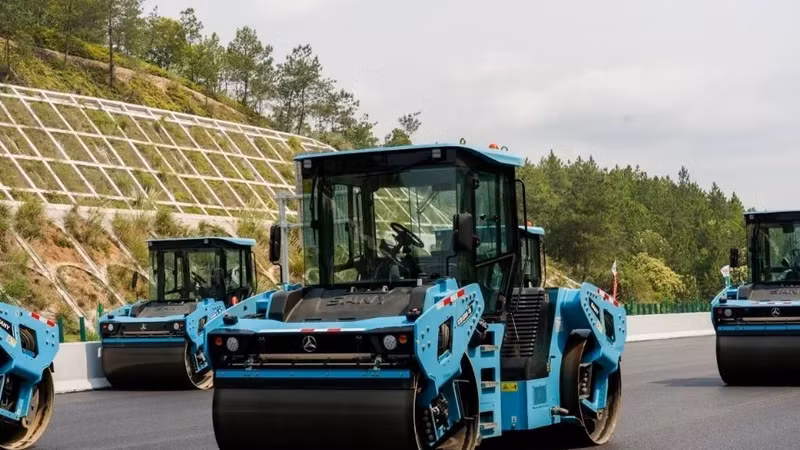 Chóng trước cảnh hàng chục xe AI làm đường 24/7