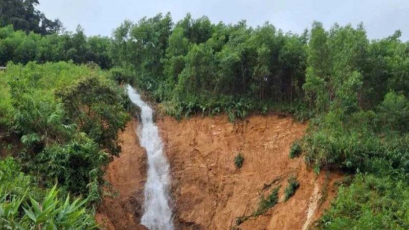 Sạt lở núi chắn đường độc đạo, 52 hộ dân tại xã Thanh Bồng bị cô lập