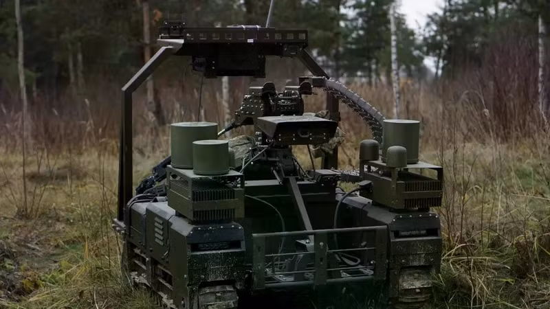 Khách tham quan triển lãm Paris có thể điều khiển robot chiến đấu ở Ukraine