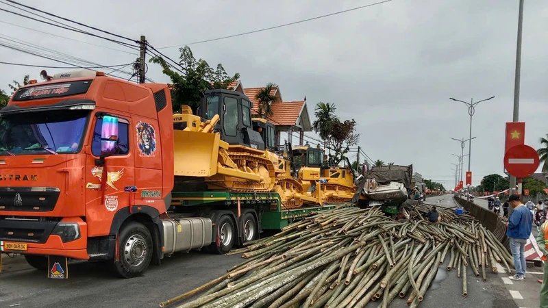Vụ tai nạn trên quốc lộ 1 làm một người tử vong, xe tải đổ tràn tre