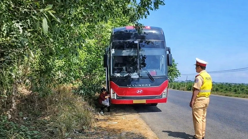 CSGT Quảng Ngãi xử phạt xe khách chở quá số người quy định