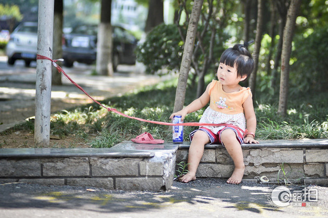 Sợ Shu Wang chạy lung tung và gặp nguy hiểm, cô bé đã bị ông buộc dây vao một cột đèn trên hè phố. Shu thỉnh thoảng cảm thấy buồn khi phải ngồi một mình. Sợ Shu Wang chạy lung tung và gặp nguy hiểm, cô bé đã bị ông buộc dây vao một cột đèn trên hè phố. Shu thỉnh thoảng cảm thấy buồn khi phải ngồi một mình.