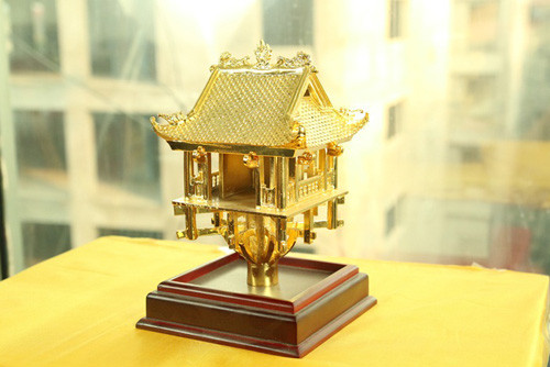 Trước đó, nhiều biểu tượng khác của Hà Nội cũng được mạ vàng. Trong ảnh là Chùa Một Cột. Trước đó, nhiều biểu tượng khác của Hà Nội cũng được mạ vàng. Trong ảnh là Chùa Một Cột.