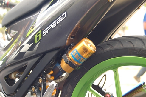 ... bình dầu Rizoma cùng giảm xóc hàng hiệu Ohlins mang đến vẻ lạ mắt.