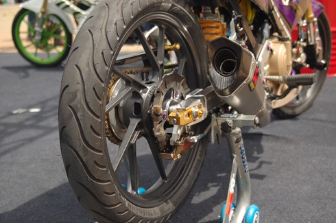 Raider R150 màu tím được chủ nhân người Sài Gòn độ những món đồ hàng hiệu như: ống xả Akrapovic...