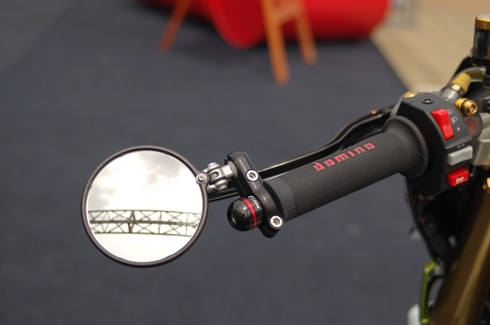 Tay nắm Domino, hàng chính hãng Italy. Nhiều dân chơi dự đoán, chi phí mà chủ nhân bỏ ra để độ 2 chiếc Raider này có thể lên tới 100 triệu đồng.