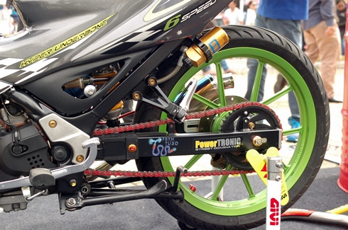 Không dừng lại ở việc gắn đồ, chiếc underbone này còn được chủ nhân độ máy.