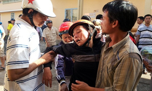 Người nhà nạn nhân Lê Hoài Thương đau đớn khi nhận xác người thân. Người nhà nạn nhân Lê Hoài Thương đau đớn khi nhận xác người thân.