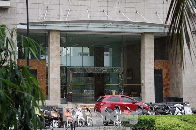 Hàng loạt cửa hàng của Nhật Cường Mobile bị công an khám xét - Hình 9 Hang loat cua hang cua Nhat Cuong Mobile bi cong an kham xet-Hinh-9