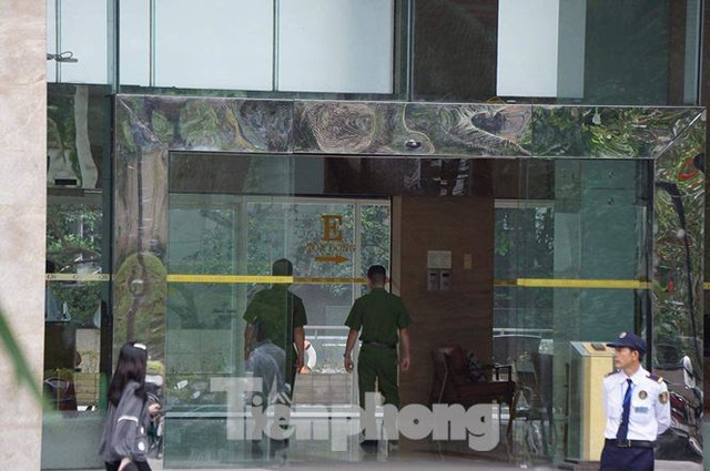 Hàng loạt cửa hàng của Nhật Cường Mobile bị công an khám xét - Hình 7 Hang loat cua hang cua Nhat Cuong Mobile bi cong an kham xet-Hinh-7