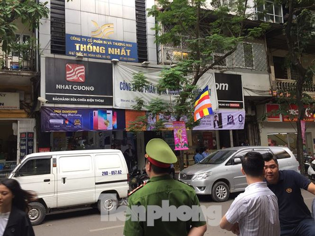 Hàng loạt cửa hàng của Nhật Cường Mobile bị công an khám xét - Hình 3 Hang loat cua hang cua Nhat Cuong Mobile bi cong an kham xet-Hinh-3