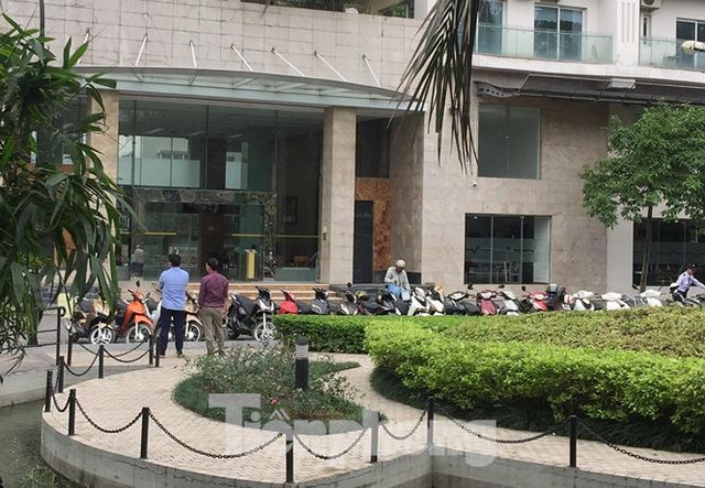 Hàng loạt cửa hàng của Nhật Cường Mobile bị công an khám xét - Hình 4 Hang loat cua hang cua Nhat Cuong Mobile bi cong an kham xet-Hinh-4